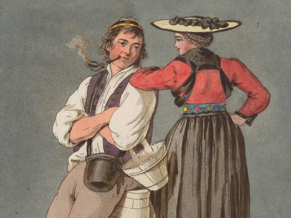 Figura intera maschile e femminile nel costume tradizionale del Cantone di Friburgo, l’uomo seduto su una brenta per il latte e la donna girata di spalle