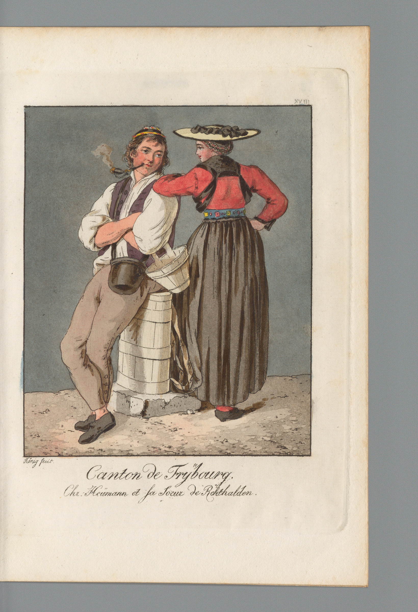 Figura intera maschile e femminile nel costume tradizionale del Cantone di Friburgo, l’uomo seduto su una brenta per il latte e la donna girata di spalle