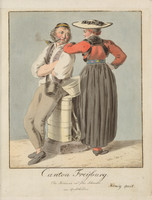 Figura intera maschile e femminile nel costume tradizionale del Cantone di Friburgo, l’uomo seduto su una brenta per il latte e la donna girata di spalle