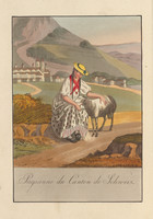 Figura intera femminile in costume tradizionale del Cantone di Svitto, seduta mentre accarezza una pecora, inserita in un paesaggio con l’Abbazia di Einsiedeln sullo sfondo