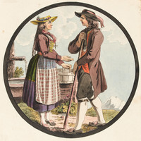 Uomo e donna a figura intera, di profilo, in costume tradizionale del Cantone di Zugo, fontana e paesaggio montano sullo sfondo